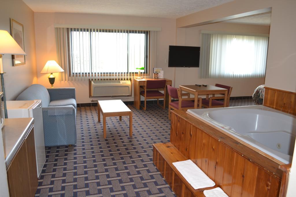 Sky Lodge Inn & Suites - Делаван Экстерьер фото