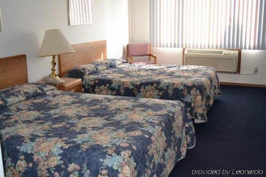 Sky Lodge Inn & Suites - Делаван Номер фото