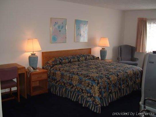 Sky Lodge Inn & Suites - Делаван Номер фото