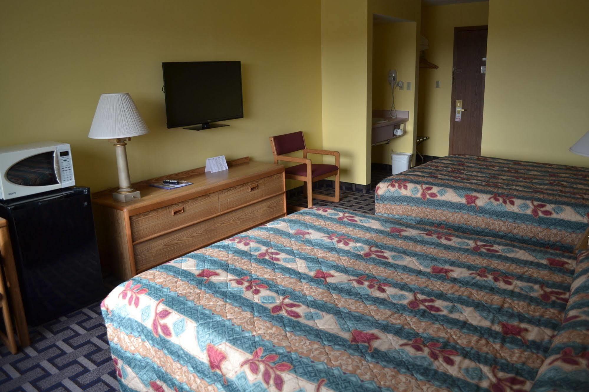 Sky Lodge Inn & Suites - Делаван Экстерьер фото