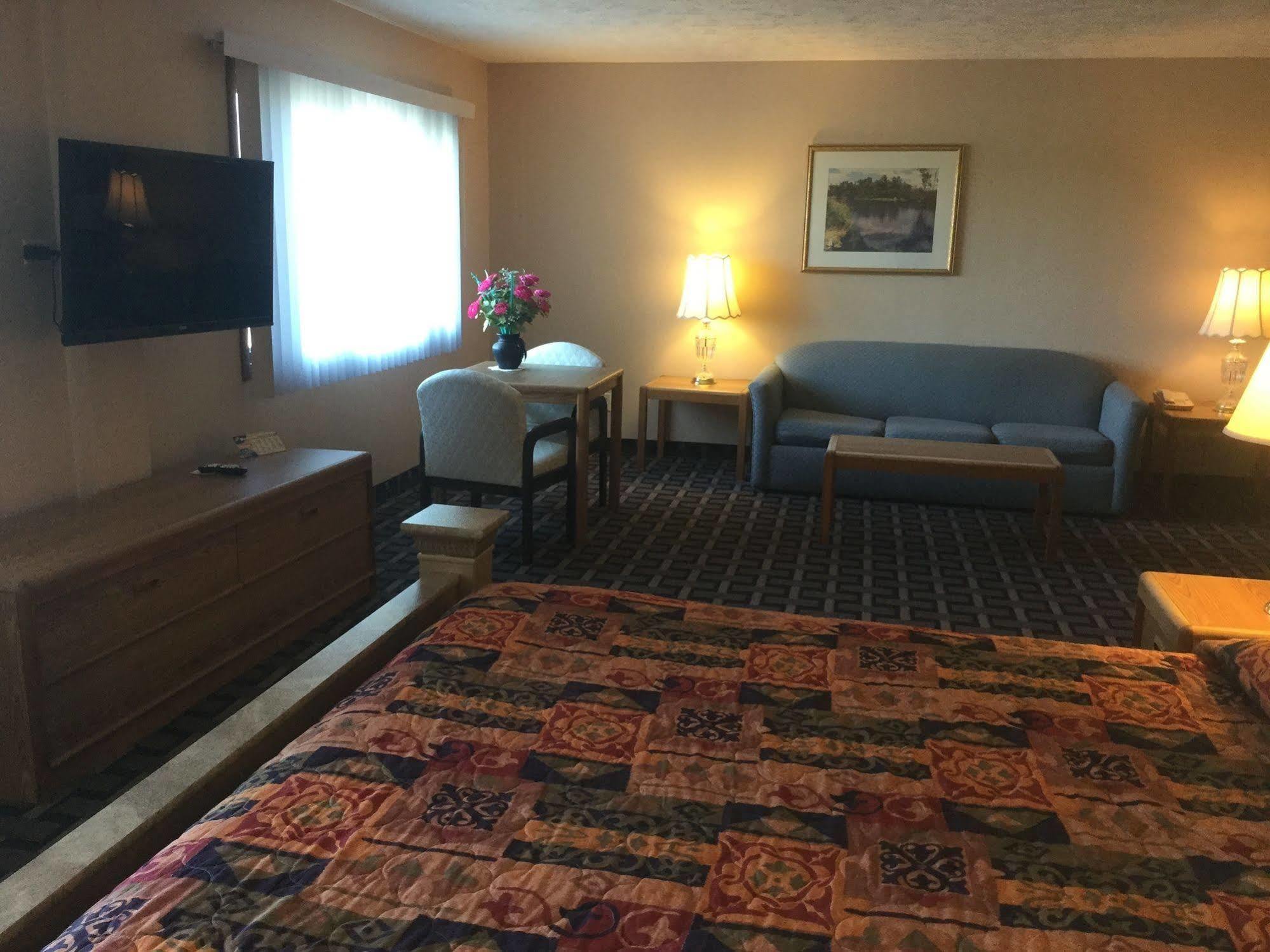 Sky Lodge Inn & Suites - Делаван Экстерьер фото